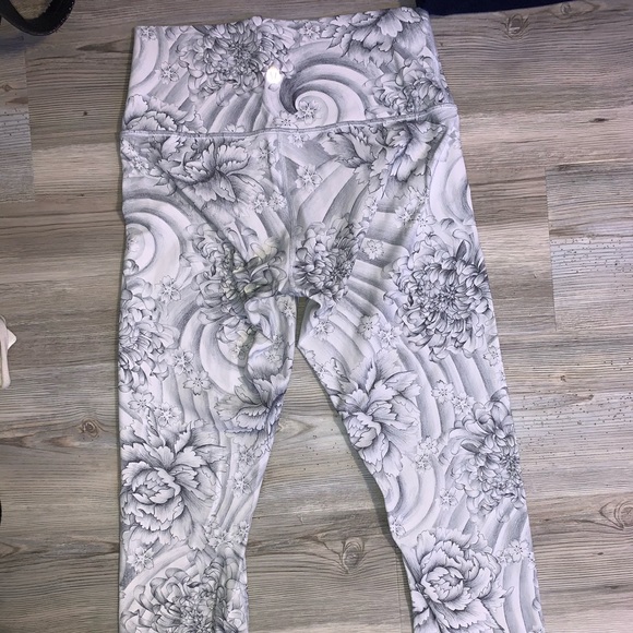 White Patterned Leggings - Picture 2 of 2